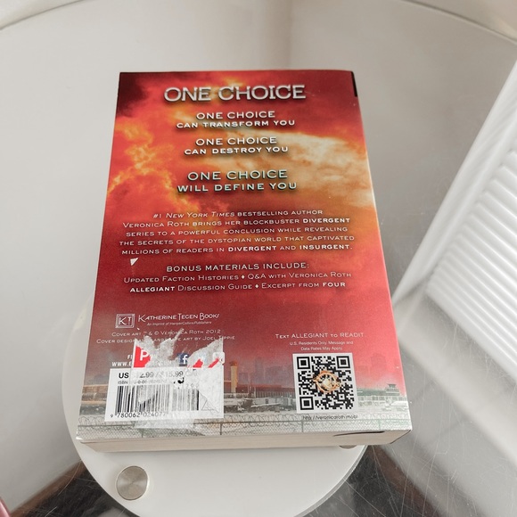 Allegiant Paperback Book - Picture 5 of 6